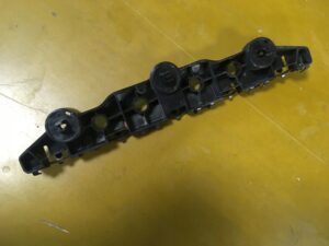 PRAWY ŚLIZG MOCOWANIE BŁOTNIKA TYŁ INFINITI Q30