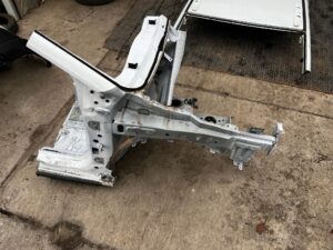 ĆWIARTKA PODŁUŻNICA SŁUPEK PRZÓD PRAWY DACIA SANDERO STEPWAY III 369