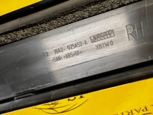 LISTWA SZYBY CZOŁOWEJ PRZÓD PRAWA RANGE ROVER VELAR L560