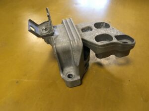 ŁAPA PODUSZKA SILNIKA INFINITI Q30 W246 W177 1.6