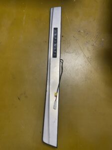 LISTWA PROGU DRZWI LED PRAWY PRZÓD INFINITI Q70