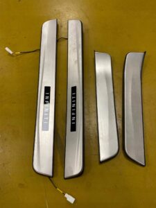 LISTWA PROGU DRZWI LED PRAWY PRZÓD INFINITI Q50