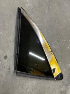 SZYBA KAROSERYJNA BŁOTNIKA TYŁ LEWY FORD KUGA MK3 ESCAPE MK4 2022R