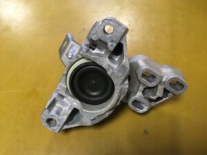 ŁAPA PODUSZKA SILNIKA INFINITI Q30 W246 W177 1.6