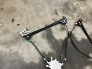 MECHANIZM PODNOŚNIK SZYBY DRZWI PRZÓD PRAWY CHEVROLET CORVETTE C5 97-04