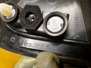 OSŁONA ZAŚLEPKA TRÓJKĄT BŁOTNIKA PRAWA DACIA SANDERO III 2021R