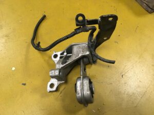 WSPORNIK ŁAPA SKRZYNI RENAULT MEGANE IV 1.3 1.2 TC