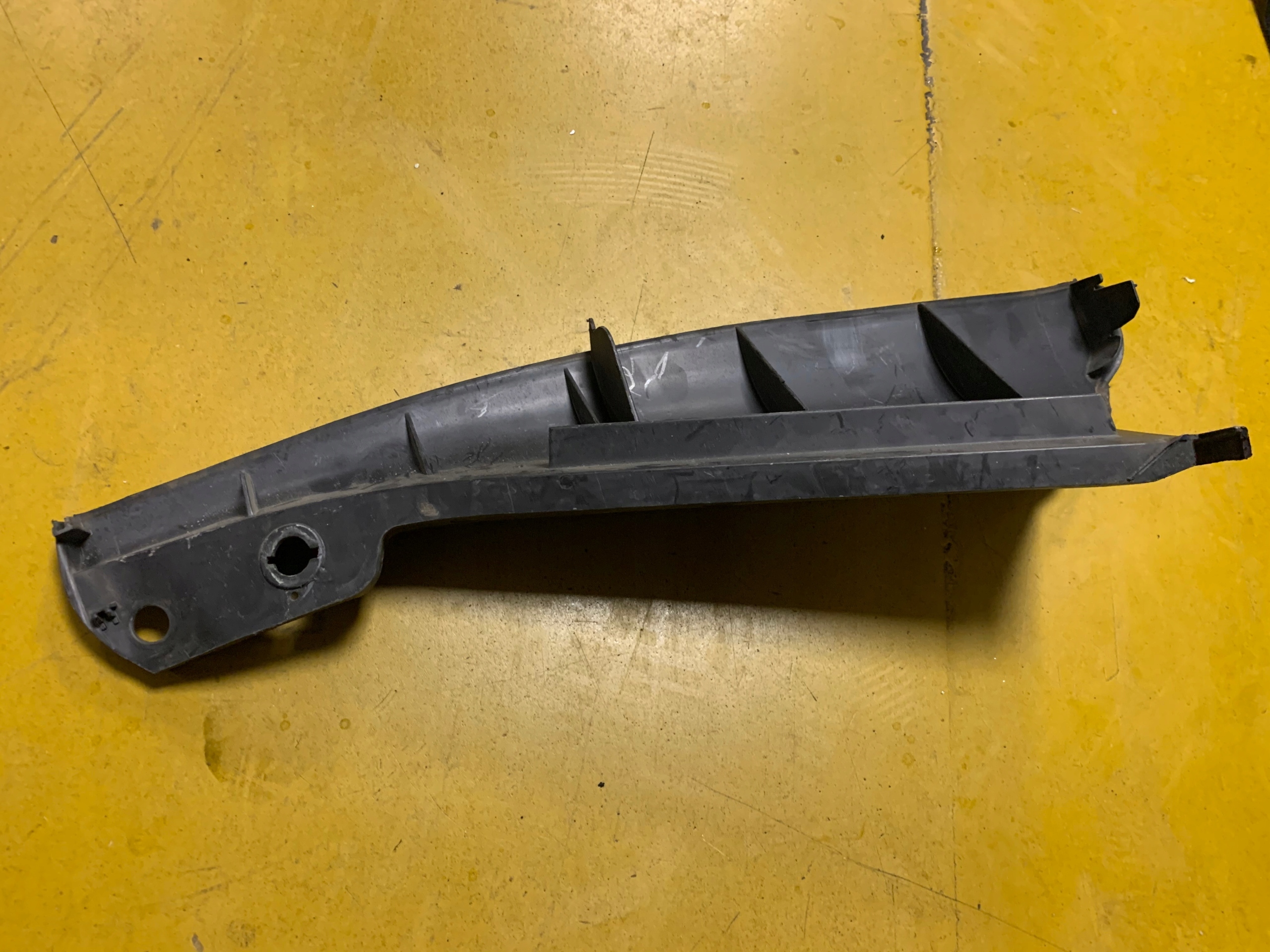 OSŁONA RYNNA PODSZYBIA LEWA AUDI Q7 4M 4M1815137