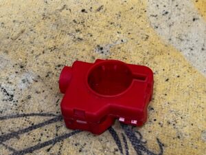 ZAŚLEPKA OSŁONA KLEMY DODATNIEJ MERCEDES E-KLASA W213 KOMBI