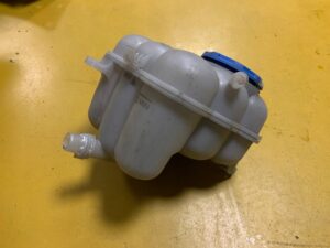 ZBIORNICZEK WYRÓWNAWCZY AUDI Q7 4M 4M0 4M0121405L