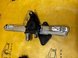 MECHANIZM PODNOŚNIK SZYBY DRZWI PRZÓD LEWY DACIA SANDERO III EU