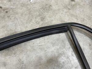 LISTWA USZCZELKA DRZWI TYL LEWY LEWA RENAULT MEGANE IV HB