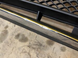 MERCEDES E KLASA 213 AMG KRATKA ZDERZAKA ŚRODKOWA