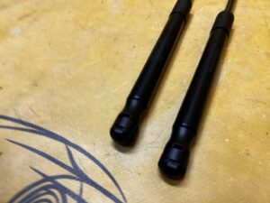 KOMPLET SIŁOWNIKI KLAPY TYŁ BAGAŻNIKA LEWY PRAWY FORD MUSTANG VI