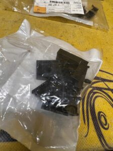 5 X ZACZEP LISTWY PROGOWEJ BMW E46 COMPACT NOWY OEM