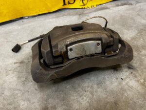 ZACISK HAMULCOWY PRZÓD LEWY JAGUAR XJ X351