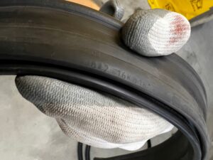 USZCZELKA GUMA PODSZYBIA MASKI RANGE ROVER VELAR L560