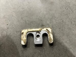 UCHWYT PRZEWODÓW WĘŻY WODY CHŁODZENIA AUDI A8 D4 4.0 TFSI