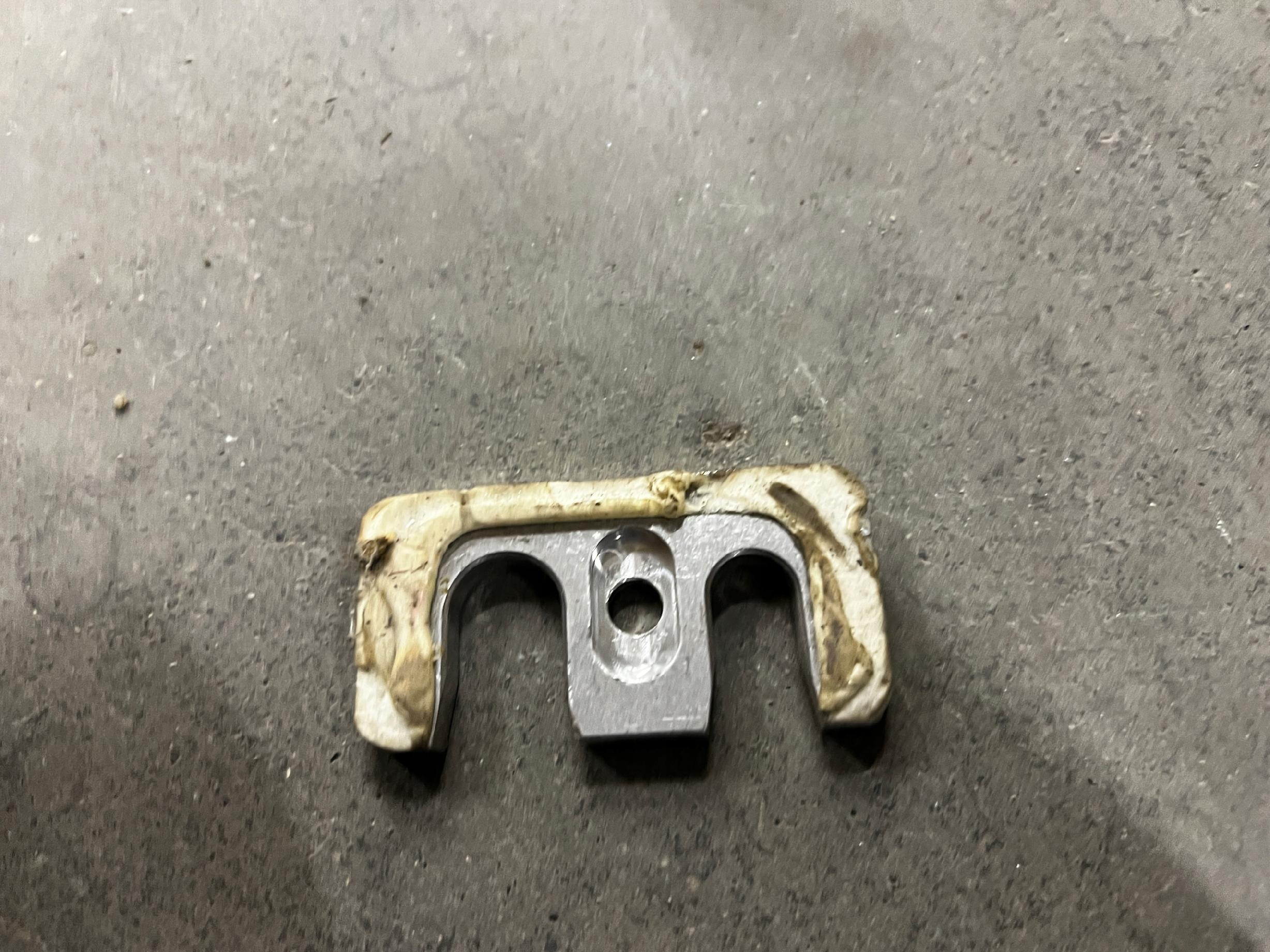 UCHWYT PRZEWODÓW WĘŻY WODY CHŁODZENIA AUDI A8 D4 4.0 TFSI