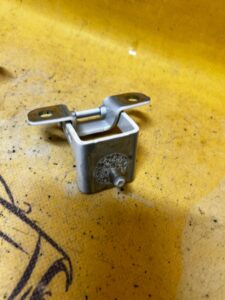 KOMPLET ZAWIASY KLAPY BAGAŻNIKA DACIA SANDERO STEPWAY III 2023R