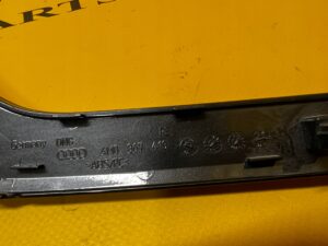 LISTWA BOCZKA DRZWI PRZÓD PRAWY PRAWA AUDI Q7 SQ7 4M0