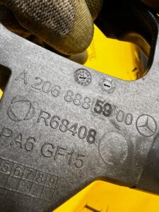 ŚLIZG MOCOWANIE ZDERZAKA PRZEDNIEGO PRZÓD LEWY MERCEDES C-KLASA W206 AMG