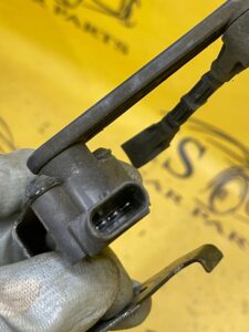 CZUJNIK POZIOMOWANIA PRAWY PRZÓD L462 DISCOVERY V