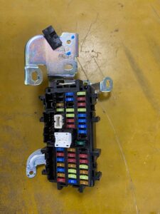 SKRZYNKA BEZPIECZNIKÓW BEZPIECZNIKI INFINITI Q50