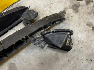 KOMPLET KIEROWNICA POWIETRZA ABSORBER BELKA PRZÓD DACIA DOKKER EU