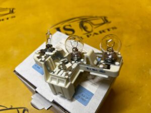 GNIAZDO ŻARÓWKI LAMPY TYLNEJ TYŁ W KLAPIE LEWE LEWY BMW 3 E90 NOWY OEM