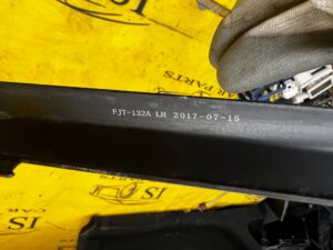 LISTWA SZYBY SZYBOWA BŁOTNIKA TYŁ LEWY LEWA RANGE ROVER VELAR L560