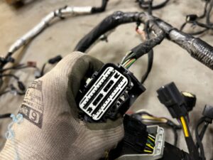 WIĄZKA INSTALACJA OKABLOWANIE KOMORY SILNIKA FORD MUSTANG VI USA 3.7