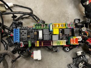 WIĄZKA INSTALACJA BEZPIECZNIKI KABINY INFINITI Q30