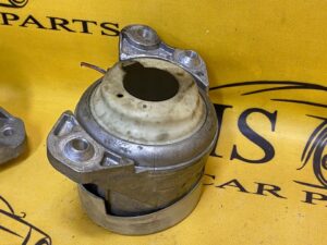 PODUSZKA SILNIKA LEWA MERCEDES E 400D W213 W257