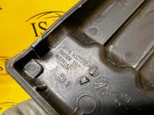 OSŁONA PLASTIK ZAŚLEPKA ROZDZIELACZA PRĄDU BMW SERIA 1 F40