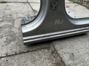 SŁUPEK B PRAWY ŚRODKOWY PRÓG DACIA SANDERO III 2021R