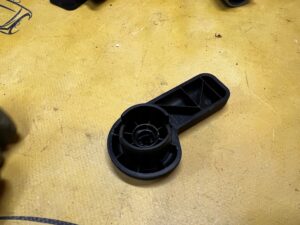 RĄCZKA DŹWIGNIA KLAMKA OTWIERANIA MASKI POKRYWY SILNIKA FORD MUSTANG VI