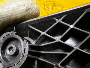 RĄCZKA DŹWIGNIA KLAMKA CIĘGNO OTWIERANIA MASKI PORSCHE PANAMERA 970 POLIFT