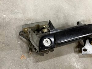 KLAMKA DRZWI PRZEDNIA PRZÓD PRAWA PRAWY BMW 5 E34