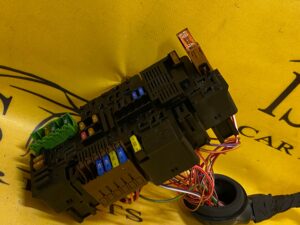 SKRZYNKA BEZPIECZNIKÓW BEZPIECZNIKI MERCEDES W257