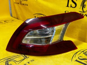 LAMPA TYŁ TYLNA PRAWY PRAWA W BŁOTNIK PEUGEOT 308 II T9 HB