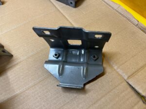 WSPORNIK MOCOWANIE BŁOTNIKA PRZÓD PRAWY DACIA SANDERO III TEKQF 2023R