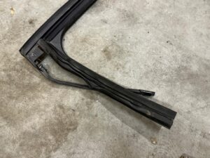 LISTWA USZCZELKA DRZWI TYL LEWY LEWA RENAULT MEGANE IV HB