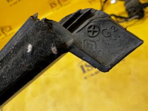 LISTWA ZGARNIAJĄCA SZYBY DRZWI PRZÓD LEWY DACIA DOKKER