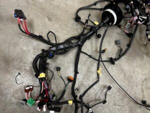 WIĄZKA DESKI PASA PRZEDNIEGO WNĘTRZA KOMORY DACIA SANDERO III 2023R