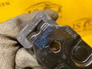 RYGIEL TYLNEJ KLAPY TYŁ BAGAŻNIKA FORD FIESTA MK8