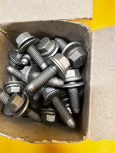 10 X ŚRUBA MOCUJĄCA OSŁONĘ DOLNĄ SILNIKA BMW X5 G05 X6 G06 X7 G07 NOWA OEM