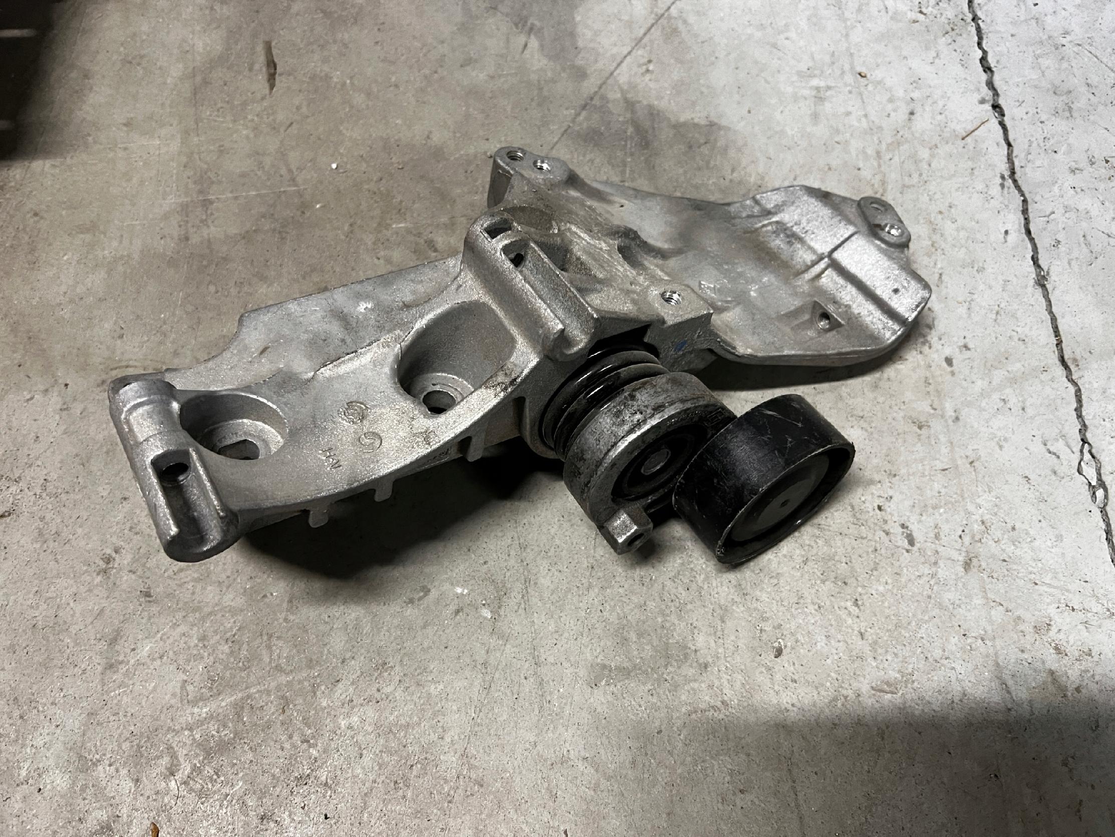 ŁAPA MOCOWANIE NAPINACZ ALTERNATORA RENAULT MEGANE IV 1.5 DCI