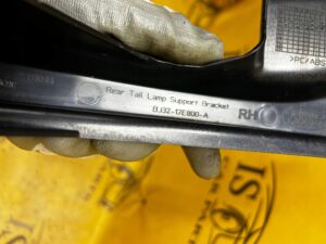 ŚLIZG MOCOWANIE ZDERZAKA TYŁ PRAWY RANGE ROVER EVOQUE L538 3 DRZWI