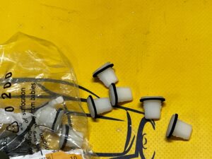 8 X MOCOWANIE LISTWY SŁUPKA A MINI F54 F55 F56 F57 F60 R52 R60 R61 NOWE OEM